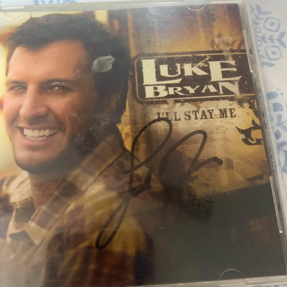 Luke’s Bryan sign CD